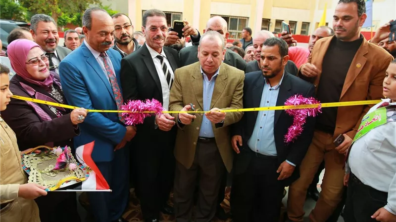 محافظ كفرالشيخ يلتقى بأهالي برج مغيزل ويستمع لطلباتهم ومقترحاتهم