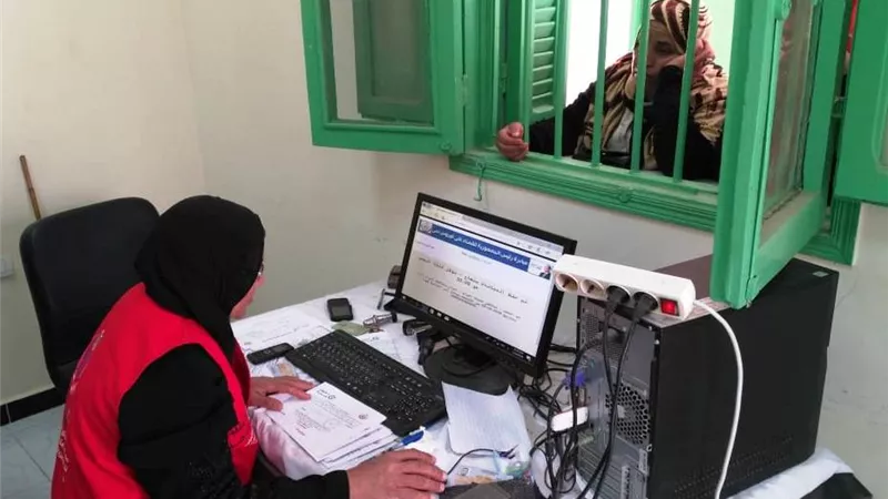 محافظ أسوان يشيد بوعى الأهالى لإقبالهم على حملة القضاء على فيروس سى