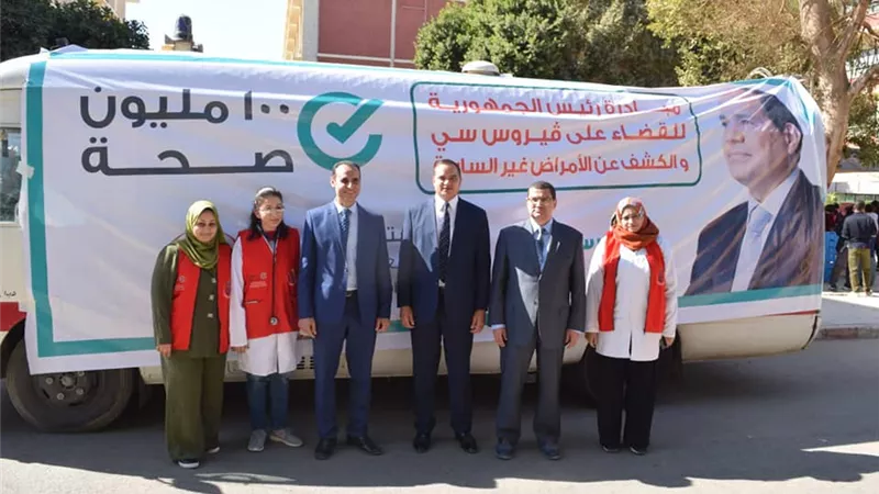 بالصور..رئيس جامعة سوهاج أول المشاركين بحملة الكشف عن فيروس c
