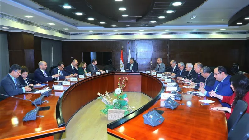 عرفات يلتقي وفد البنك الأوربي لإعادة الأعمار والتنمية لبحث التعاون في مجالات النقل