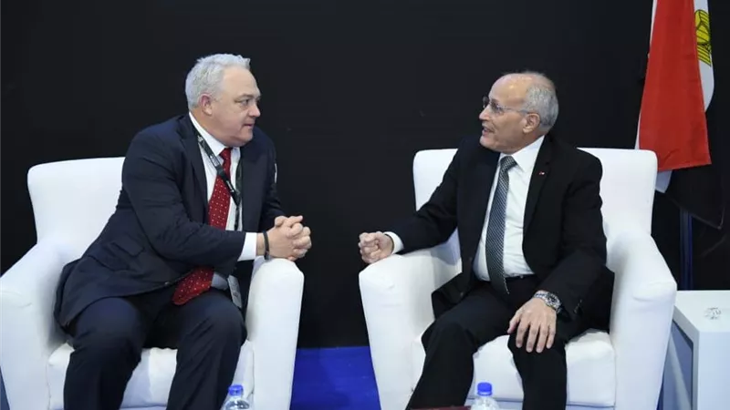 العصار يستقبل رئيس شركة AM general الأمريكية لبحث التعاون المشترك