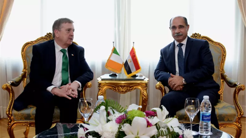 الفريق يونس يبحث مع وزير التجارة الأيرلندى تدشين خط طيران مباشر بين القاهرة و دبلن