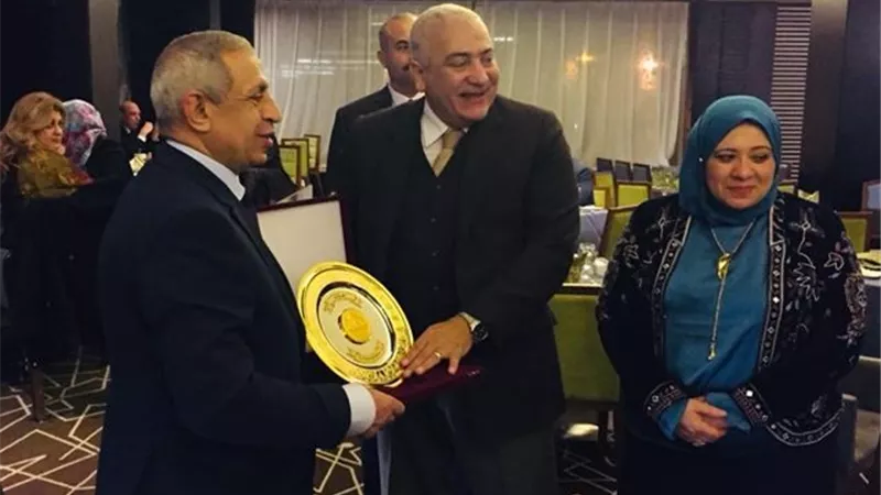 رئيس الأكاديمية العربية للعلوم والتكنولوجيا يهدي درع الأكاديمية لرئيس جامعة السادات