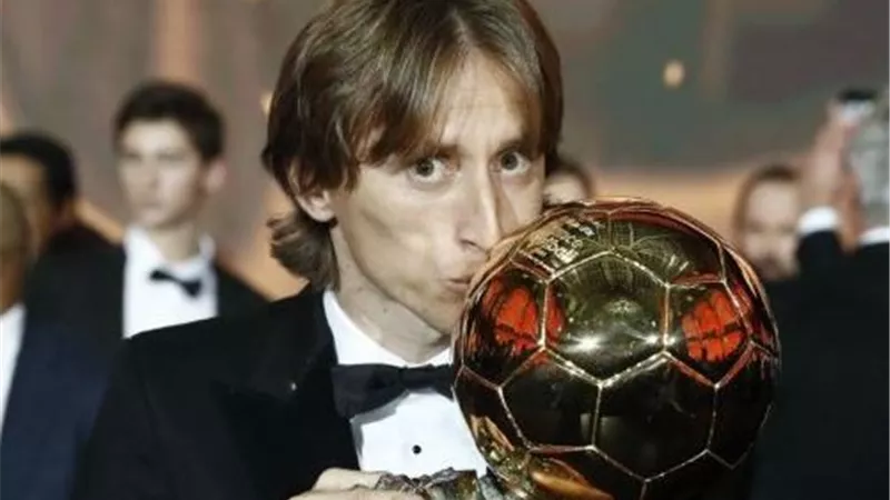 بالصور.. ريال مدريد يحتفل بفوز مودريتش بجائزة الكرة الذهبية