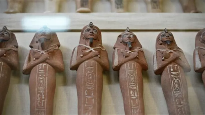 ضبط 5 قطع اثرية وتمثالين بحوزة مقاول و3 عمال بسوهاج