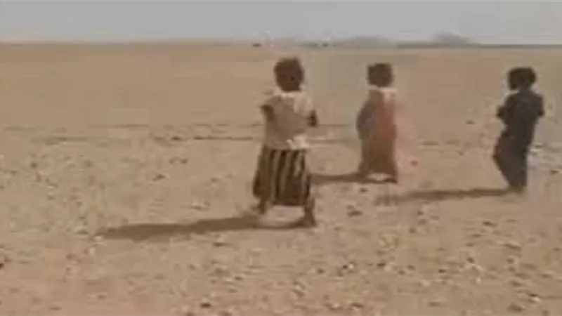 فيديو مؤثر لأطفال عطشى بصحراء الجزائر يشعل السوشيال ميديا