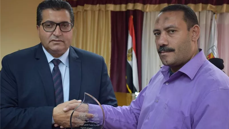 وكيل وزارة التعليم يكرم فريق التطوير بجنوب سيناء