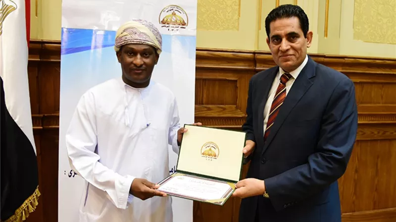 نائب الأمين العام للبرلمان يسلم وفد الشورى العمانى شهادات تقديرية