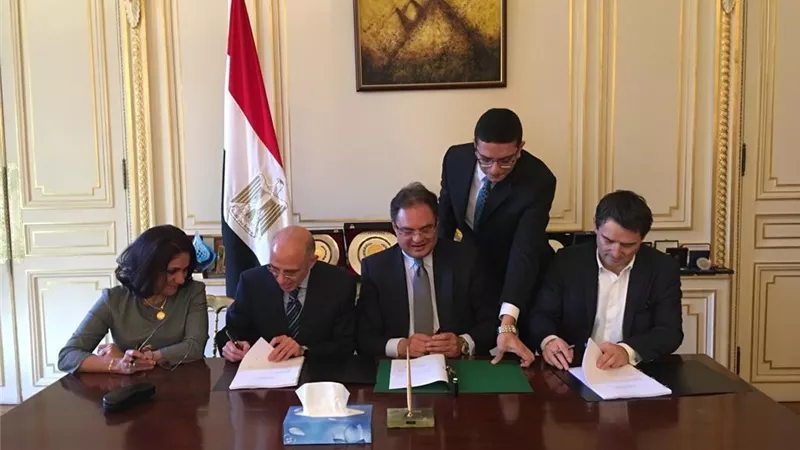 سفير مصر بباريس يشهد التوقيع على عقد الاستشاري 