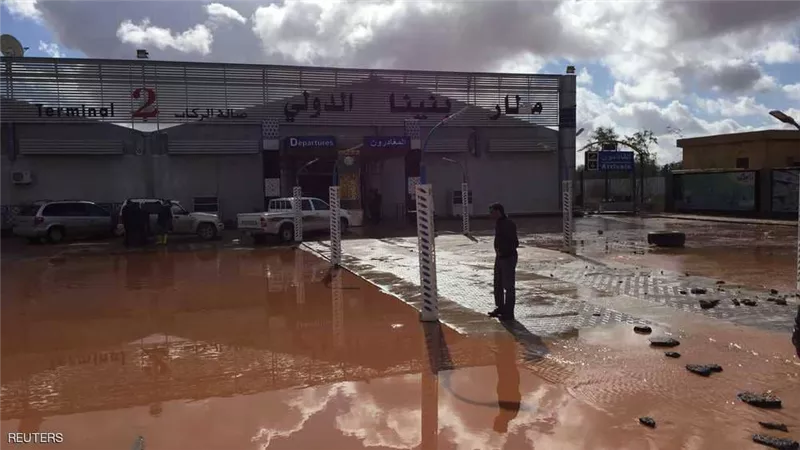 مياه الأمطار تشل بنغازي وتحاصر مطار بنينا الدولي