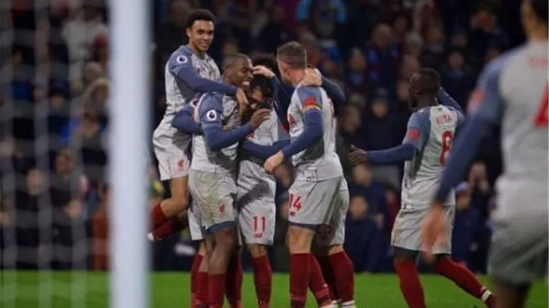 محمد صلاح يحتفل بفوز فريقه على بيرنلى.. والجماهير: شكرا يا ملك الأسست