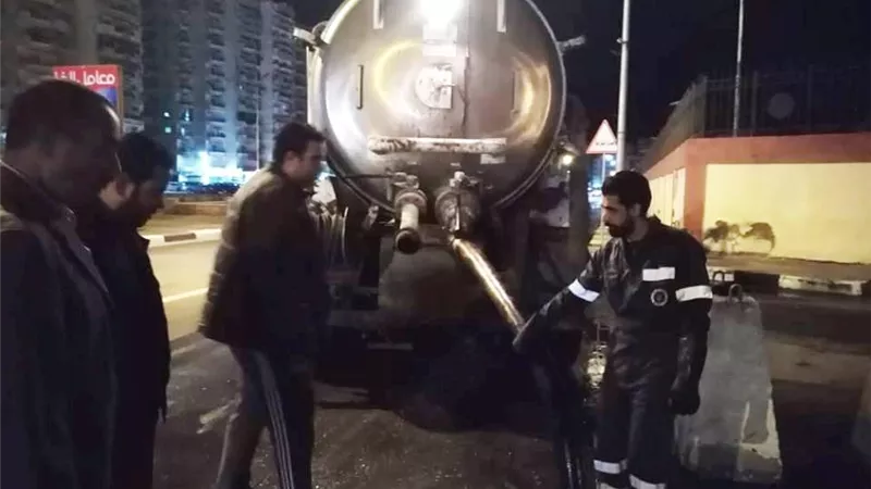 محافظ السويس يتابع عمليات شفط المياه والموانئ تعلن الطوارئ