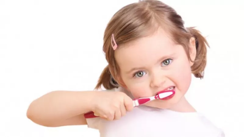 تعرف على السن الذي يبدأ فيه الطفل «غسل أسنانه»