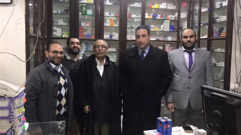 محيي عبيد يزور صيدلى امبابة بعد نجاح الداخليةفى طرد عدد من البلطجية استولوا علي صيدليته
