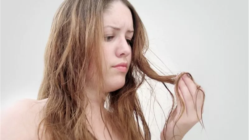 تساقط الشعر عند النساء.. تعرفى على أسبابه وعلاجه