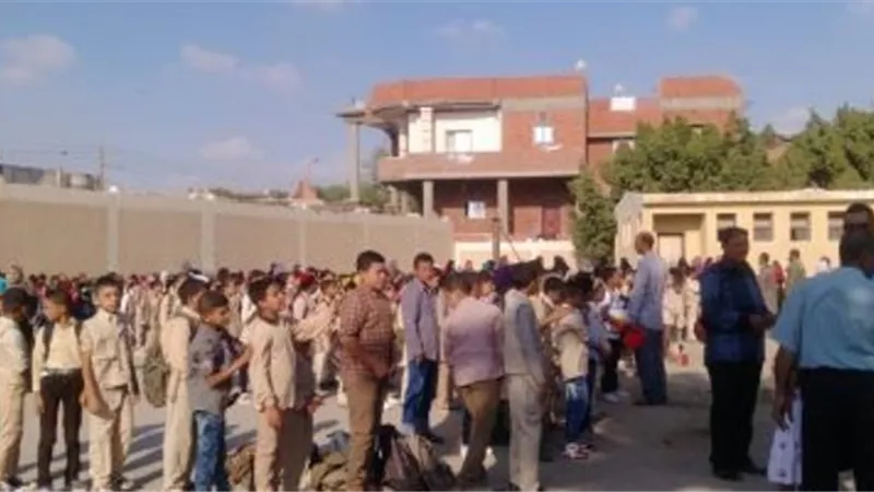 العاملون بمدارس القرنة يطالبون بصرف مستحقاتهم المتأخرة