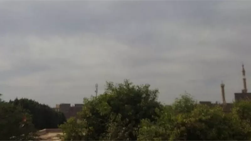 سحب كثيفة تحجب أشعة الشمس بالأقصر ومخاوف من السيول