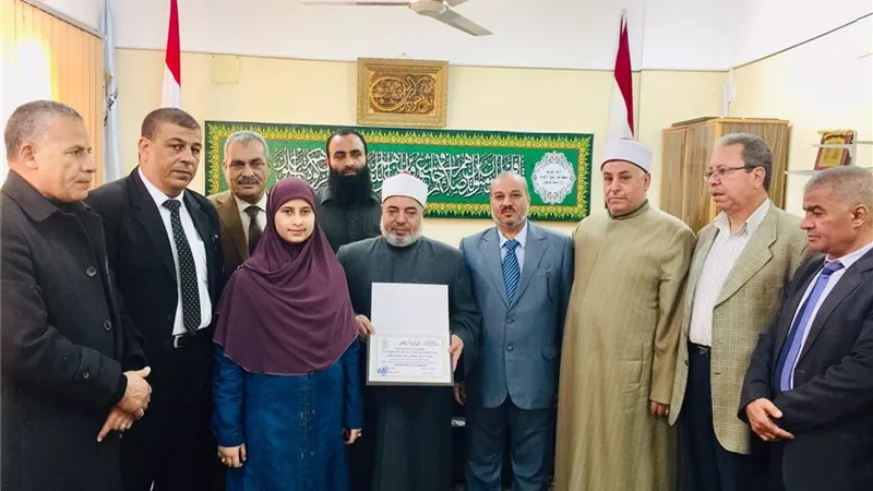 وكيل قطاع المعاهد الازهرية يكرم ابنة بيلا