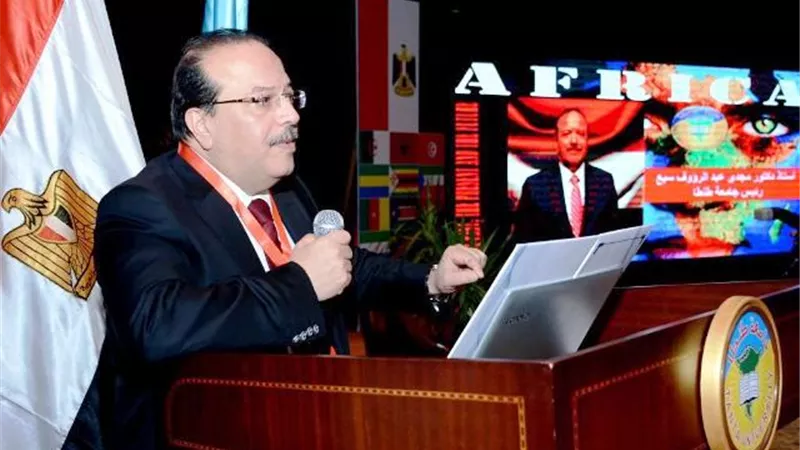 جامعة القاهرة والسكان واليونيسيف يكرمون الدكتور احمد شكل