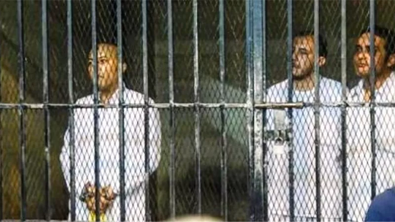 أصدقاء المحافظ المرتشي كشفوا المستور :ينصحنا بالالتزام ويتعاطى المخدرات ويسرق المال العام