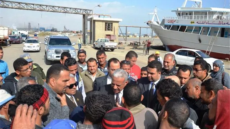 محافظ السويس زارميناء الأتكة لمتابعة موقف المركب المفقود
