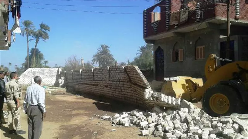 ازالة 64 حالة تعدى على الأراضى الزراعية بمدينتى قوص ونقاده