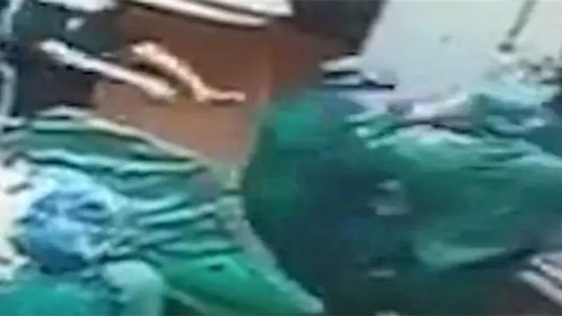 طبيب يضرب زميله اثناء عملية ولادة .. والسبب صادم