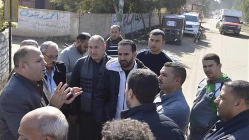 محافظ كفرالشيخ يوجه بحل مشاكل أهالي قرية دقميره