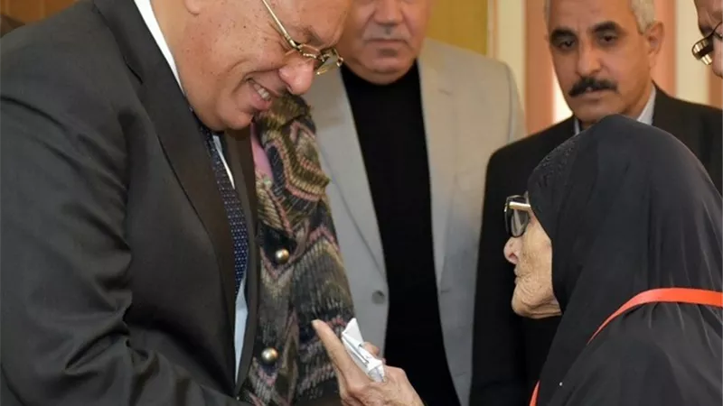 غراب يستجيب لسيدة مسنة ويأمر بتوصيل خط مياه الشرب لمنزلها بقرية بهنباي