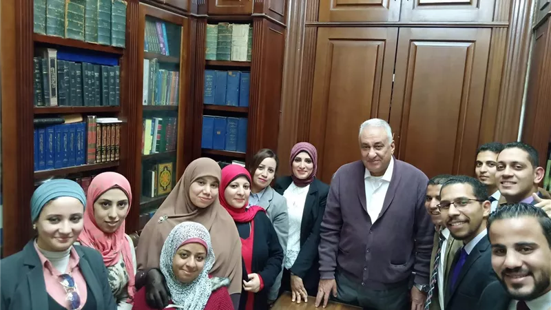 «عاشور» يلتقي شباب المحامين ويعتمد حركة «بلا قيود»