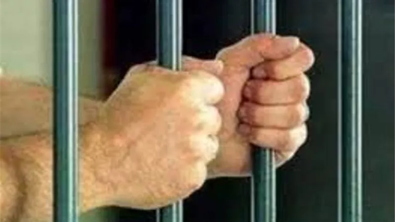 حبس موظف بنيابة الأسرة بعد ضبطه متلبسا بـ