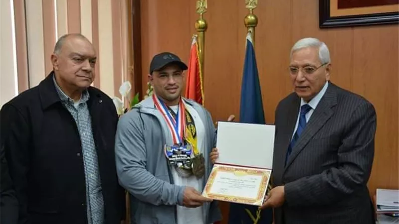 محافظ الدقهلية يكرم ابن بلقاس بطل العالم فى كمال الأجسام