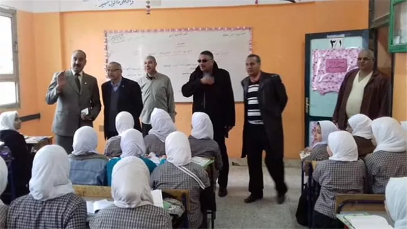 وكيل مديرية تعليم الجيزة يفاجئ مدارس منشأة القناطر. . صور