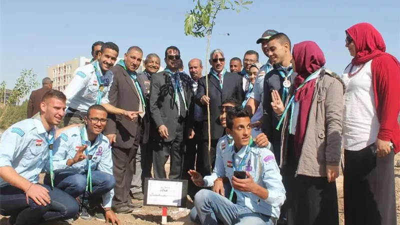 رئيس جامعة جنوب الوادي يغرس اول شجرة في معسكر الجواله