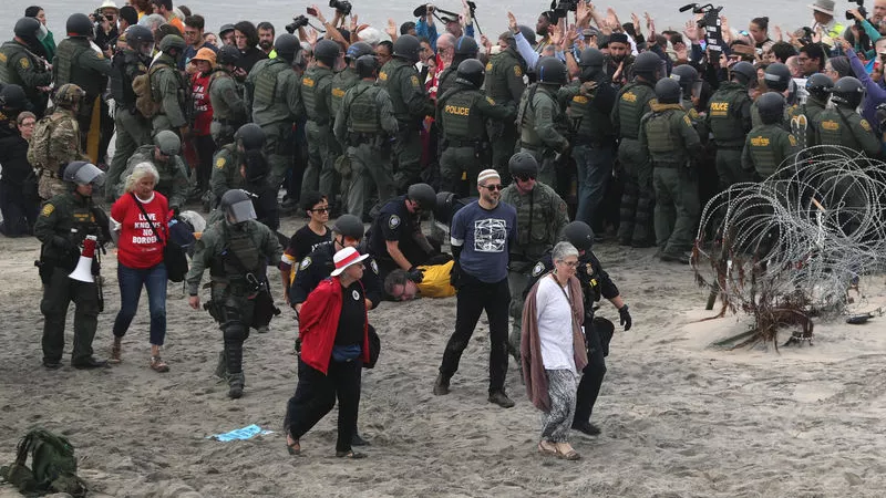 أمريكا تعتقل 170 مهاجرا تقدموا لاستعادة أطفالهم المحتجزين