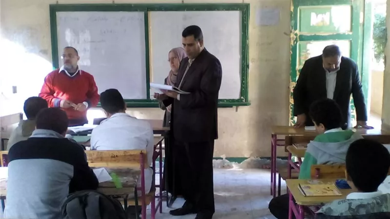 مدير تعليم الخانكة يتفقد المدارس الثانوية ويتابع حملة المسح الطبي