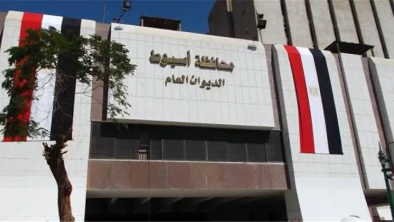 محافظ أسيوط يكرم وكيل التعليم لدورة فى إنجاح القوافل التعليمية