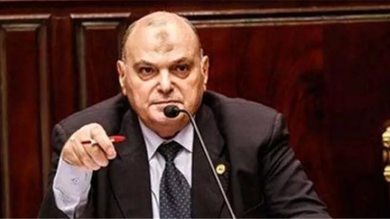 لقاء احتفالي بين عبد العال ودفاع النواب...وكتاب الجيش المصري تذكار لرئيس المجلس