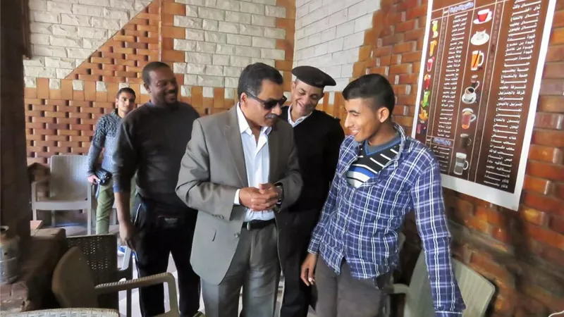 مدير امن الاسماعيلية يواصل مداهمة المقاهي لضبط الطلبة المزوغين
