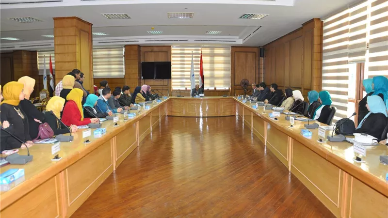 رئيس جامعة كفر الشيخ يلتقي بلجنة تنظيم شباب الجامعات