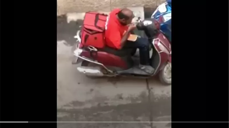 كاميرا تكشف عامل الدليفري يأكل من وجبات الزبائن