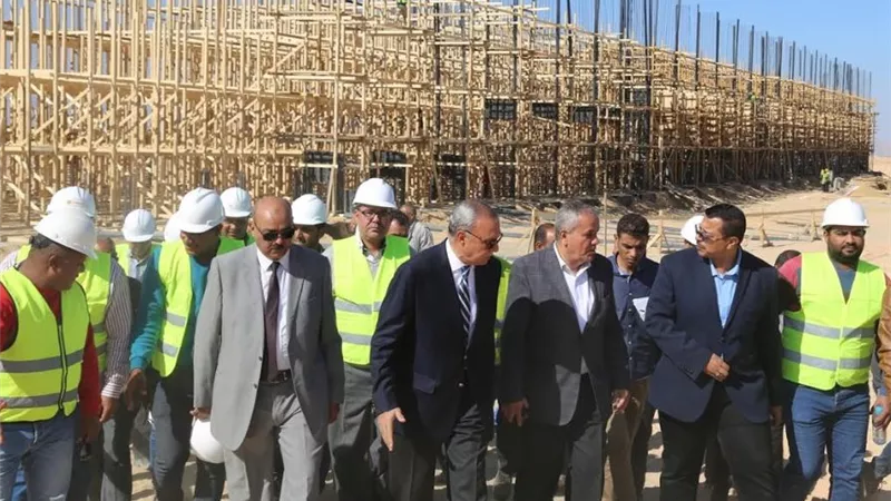 محافظ قنا يتفقد العمل بمحطة محولات نجع حمادي الجديدة