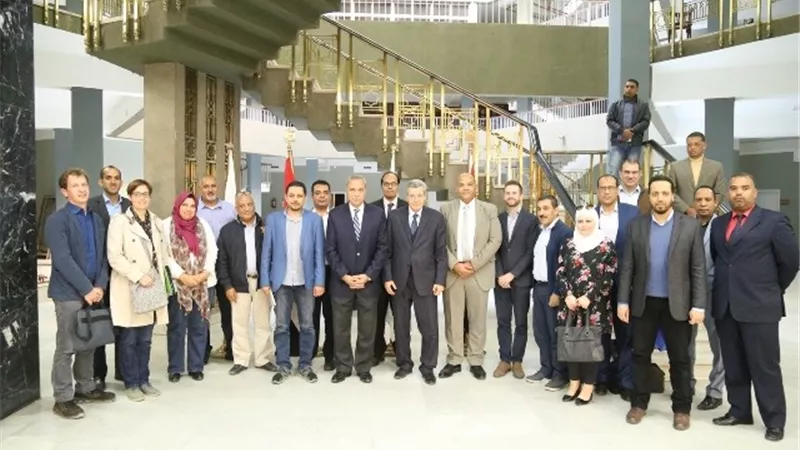 محافظ قنا يستقبل وفد البرنامج الوطني لإدارة المخلفات.. صور