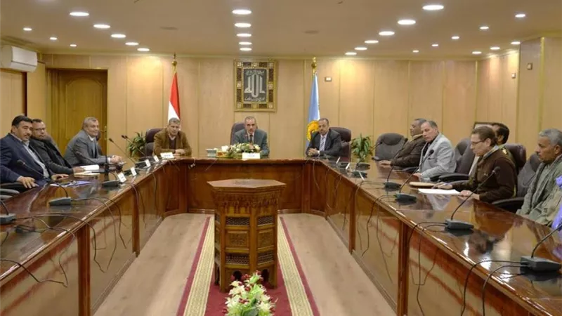 محافظ اسيوط :تطوير سوق الباعة الجائلين بحي شرق