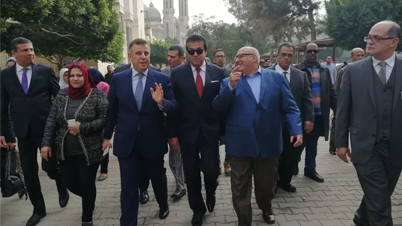 وزير التعليم العالي يفتتح عددا من الوحدات بطب عين شمس.. صور
