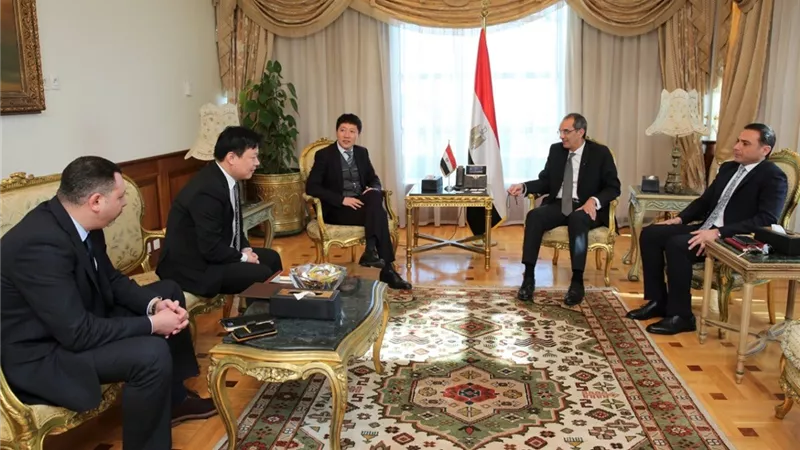 وزير الاتصالات يبحث مع وفد ZTE الصينية آليات التعاون المشترك