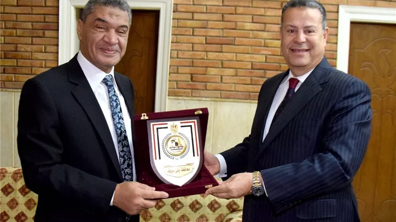 عبد الجابر يكرم مدير أمن بني سويف السابق