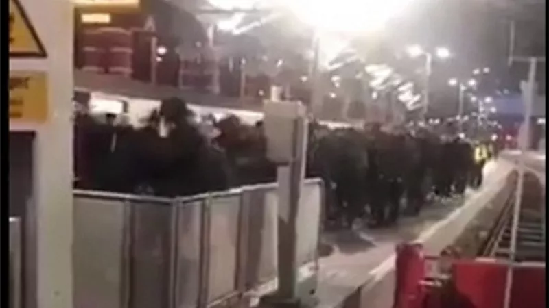 بالمترو .. توافد جماهير نابولى على ملعب انفيلد