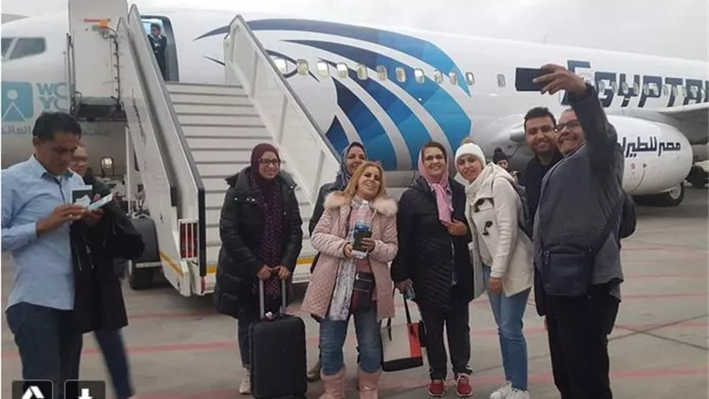 وفد تشكيلي مغربي يصل القاهرة للمشاركة في مهرجان فني