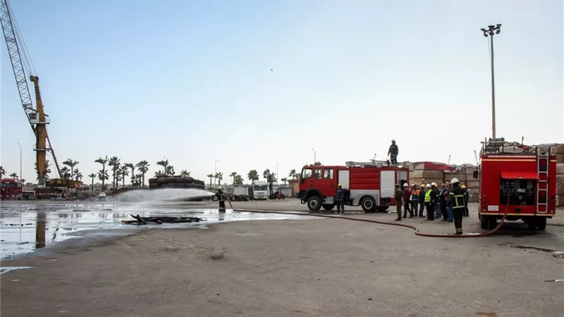 مناورة مكافحة حريق بساحة الأبلاكاش بميناء دمياط